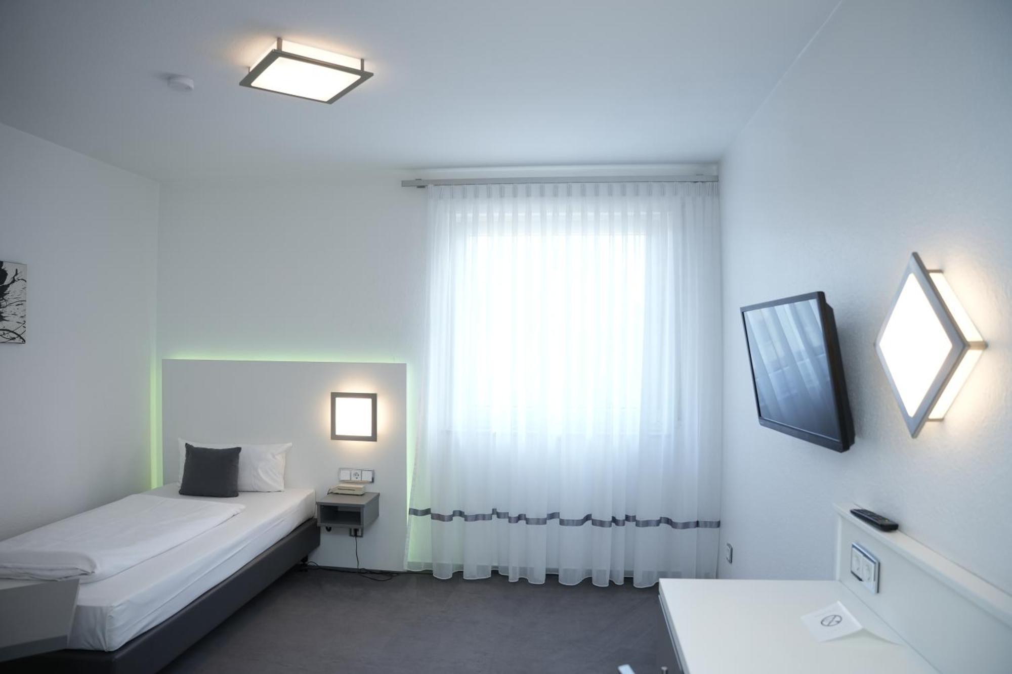 Weber Hotel City Airport Mannheim Exterior foto